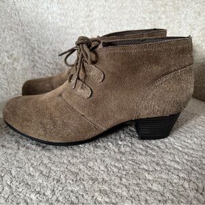 Clarks Valerie 2 Women’s Suede Ankle Boots Taupe Lace Up Heeled Booties 9.5